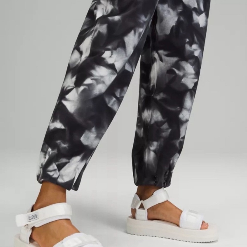 Lululemon LA Tapered Leg Jogger, Deep Coal Wave Wash, Size 8/10, Atheisure, Yoga - Picture 2 of 12